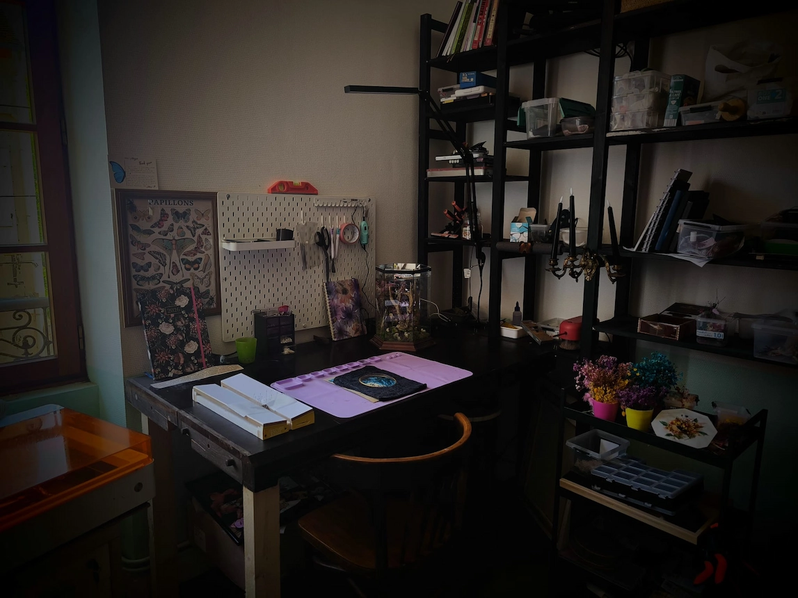 Vue générale de l'atelier — lumière naturelle, outils à portée de main